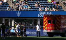 乐鱼体育下载:Sounders GK Stefan Frei在救护车上与机组人员对抗