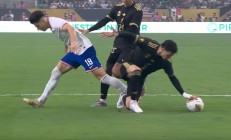 乐鱼体育下载:VAR是如何让USMNT在金杯决赛中失去一个关键的手球点球的